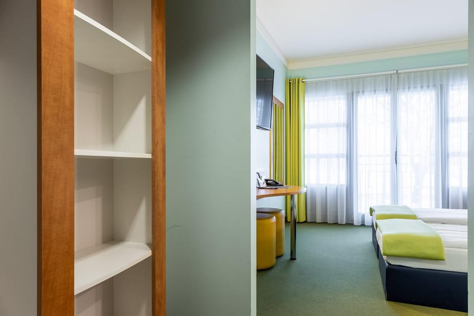 Bed, Day, TV and multimedia, Photo of the whole room, Decorative detail, Decorative detail