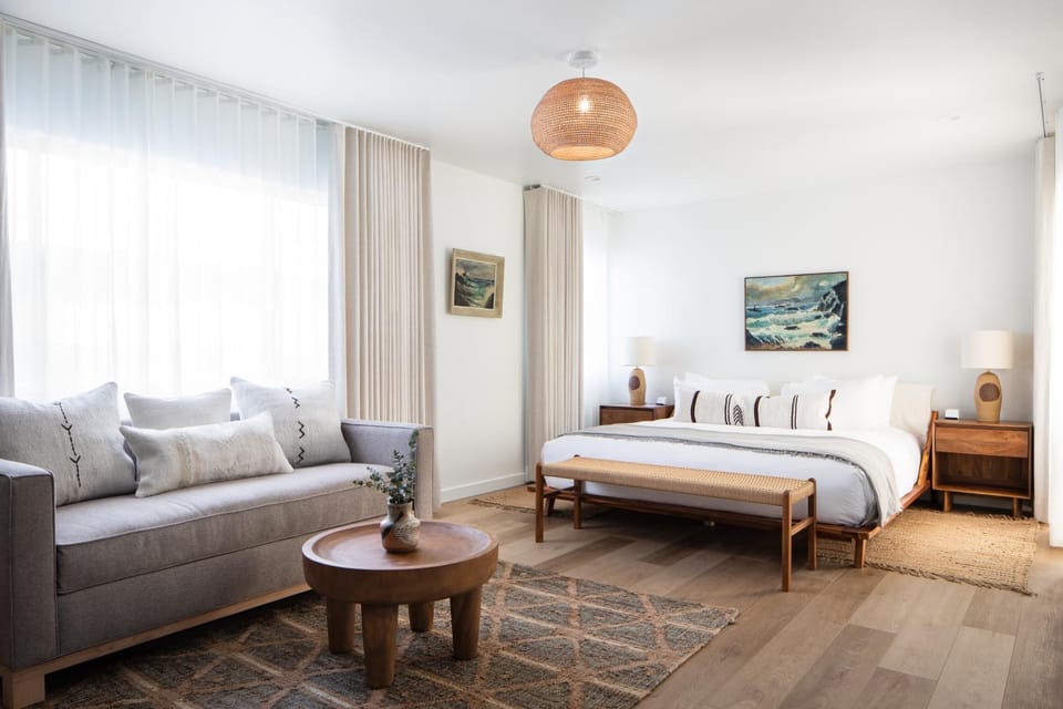 Bed, Seating area, Bedroom