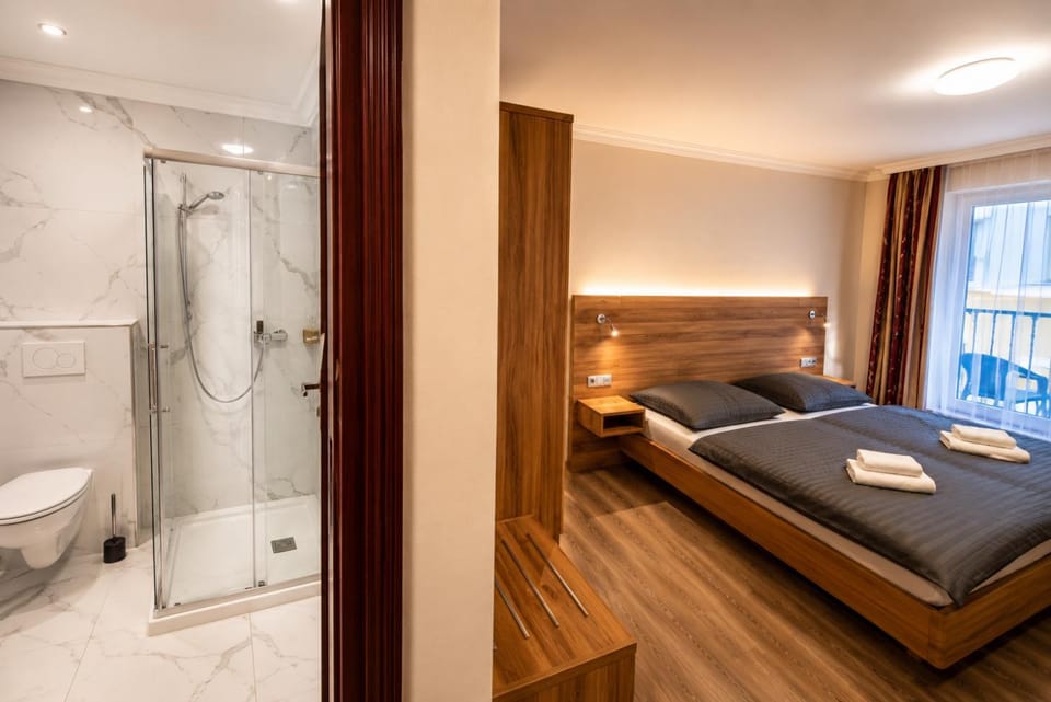 Shower, Bed, Bathroom, Photo of the whole room, Bedroom, wardrobe