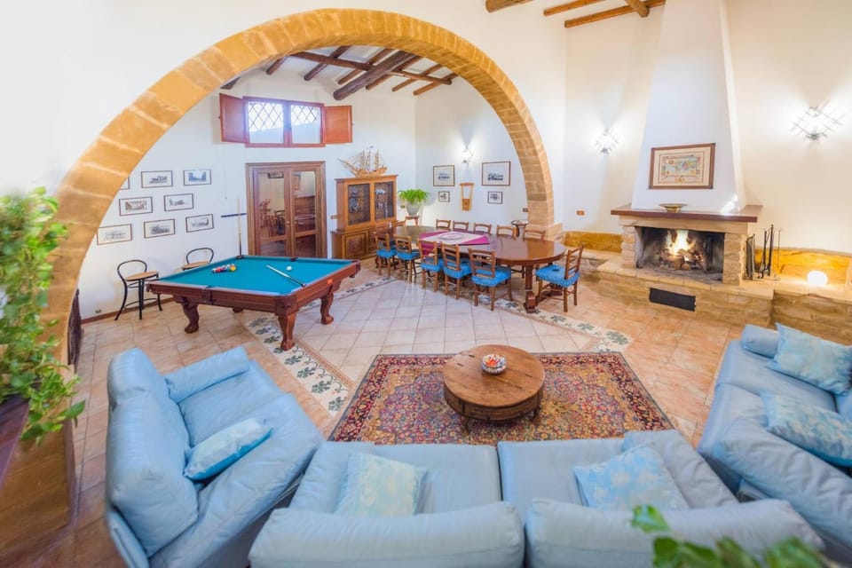 Billiard, Living room, Lounge or bar, Dining area, flat iron