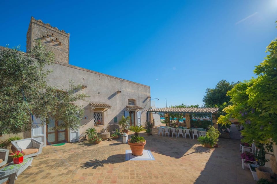 Property building, Patio, Patio, Facade/entrance, Dining area, Inner courtyard view