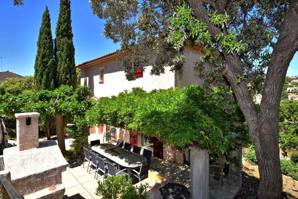 Facade/entrance, Bird's eye view, BBQ facilities, Balcony/Terrace, Garden view