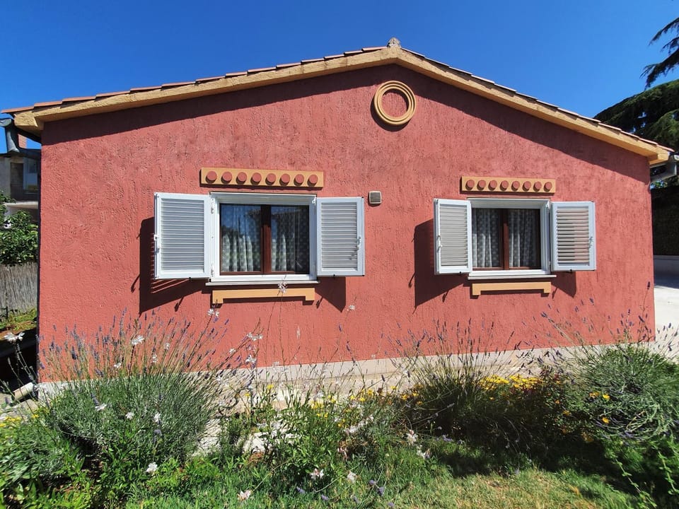Property building, Patio, Facade/entrance, Off site, Neighbourhood, locker