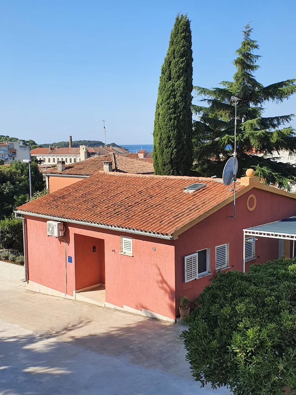 Property building, Patio, Facade/entrance, Off site, Garden, Location, Parking, locker