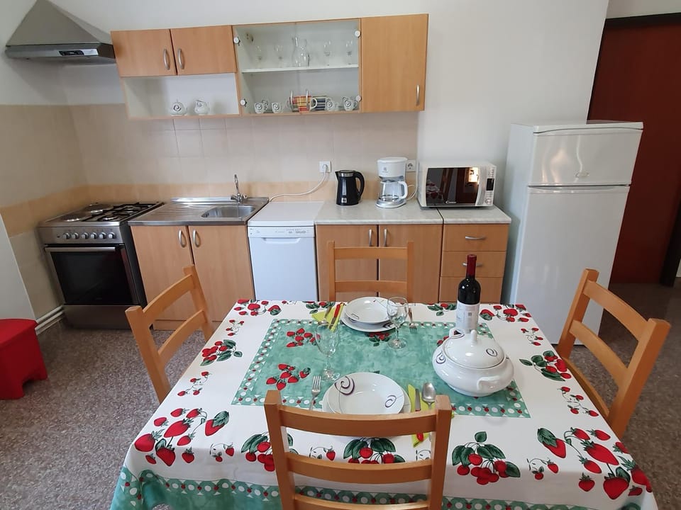 Coffee/tea facilities, Kitchen or kitchenette, Dining area, dishwasher, locker, stove