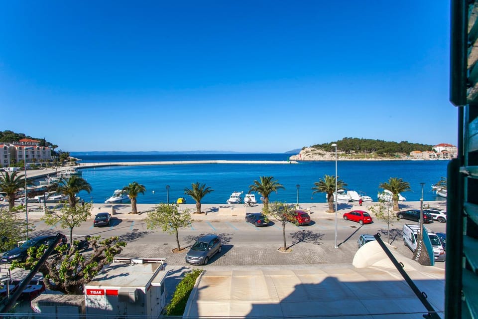 Sea view, Street view