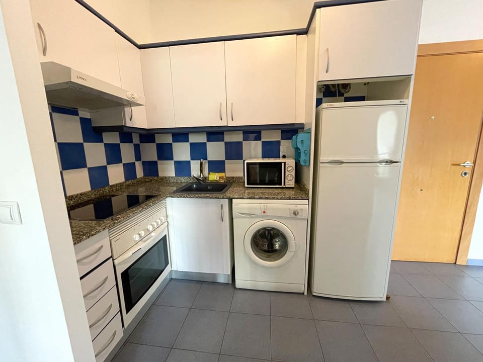 Kitchen or kitchenette, minibar