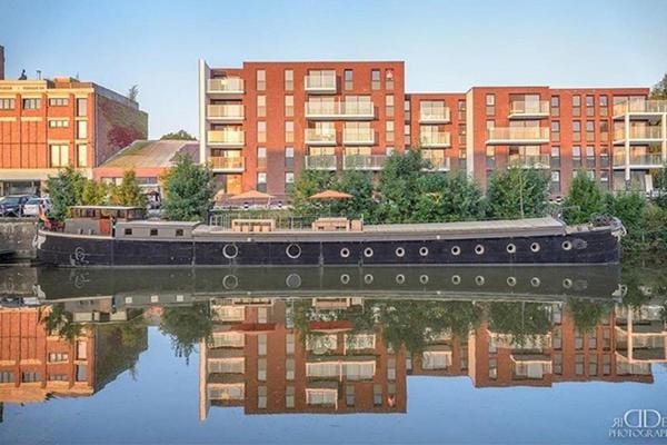 Bed in Boat Docked boat in Ypres