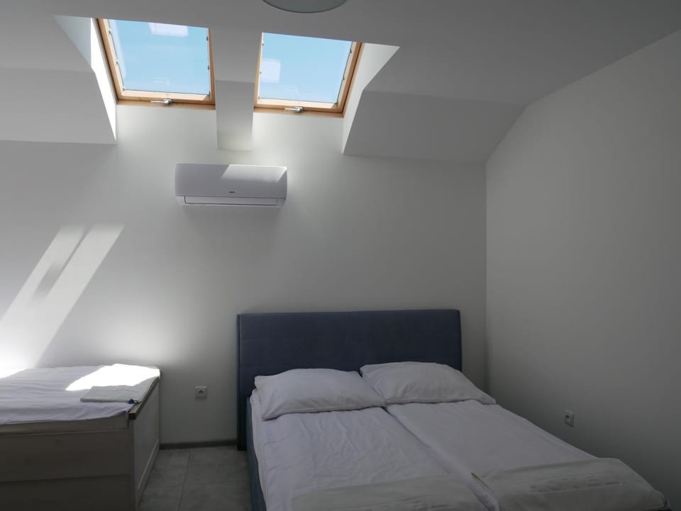 Bed, Photo of the whole room, air conditioner