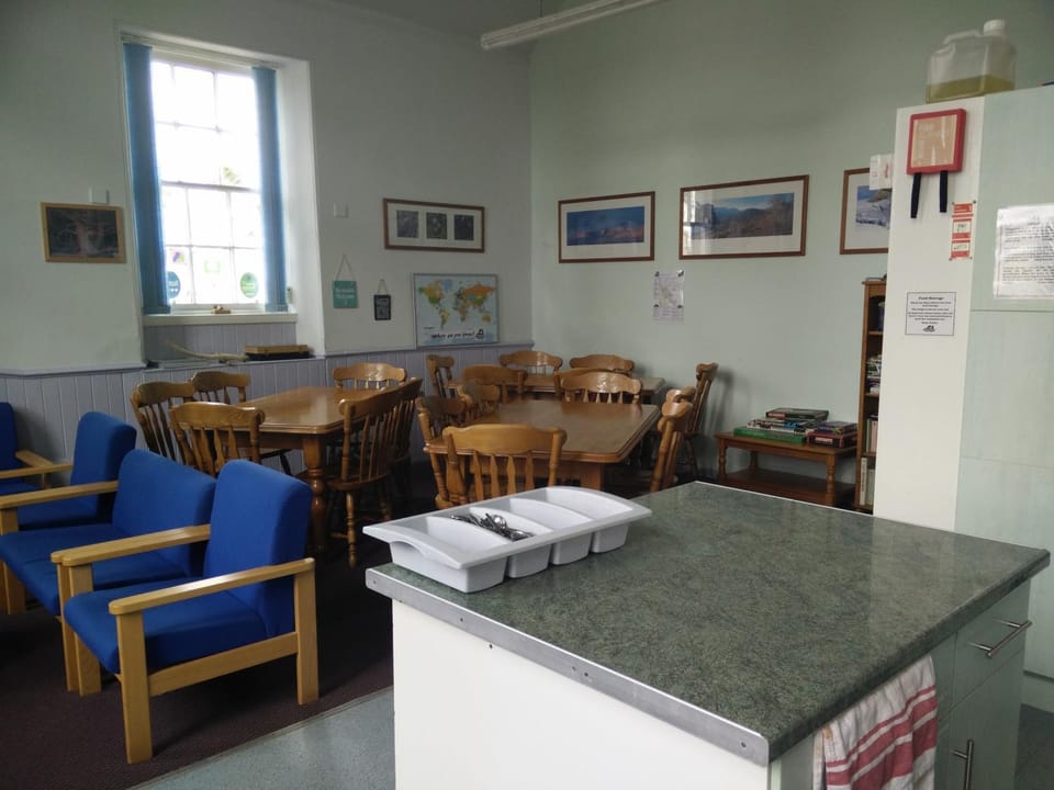 Property building, Coffee/tea facilities, Kitchen or kitchenette, Seating area, Dining area
