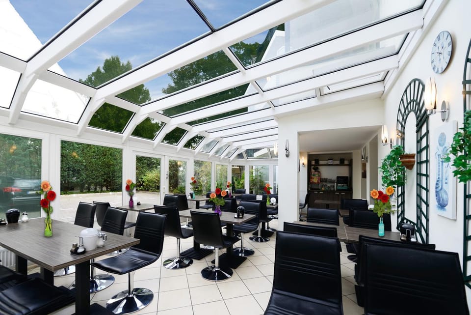 Restaurant/places to eat, Lounge or bar