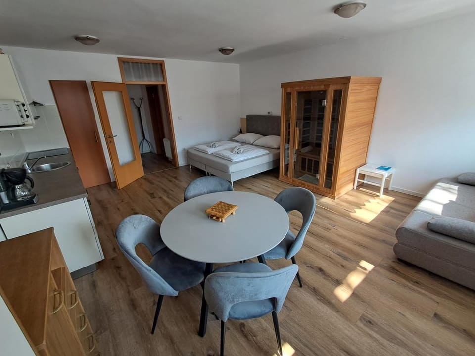Bed, Living room, Photo of the whole room, Dining area, Bedroom, oven, pet friendly