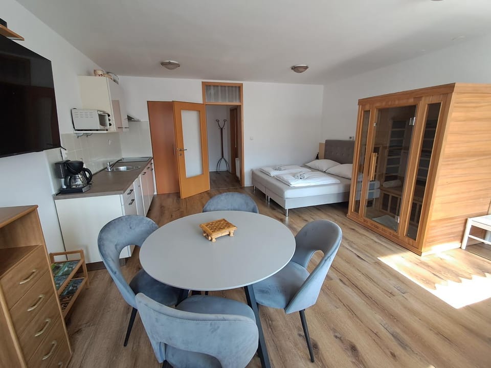 Bed, TV and multimedia, Coffee/tea facilities, Kitchen or kitchenette, Living room, Photo of the whole room, Seating area, Dining area, Bedroom