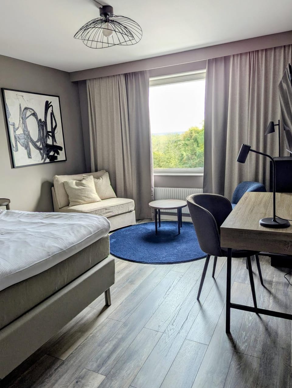 Bed, Photo of the whole room, Seating area, Bedroom