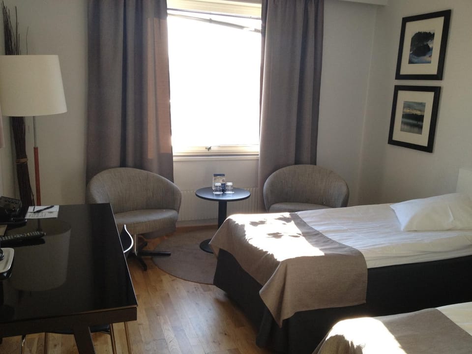 Bed, Seating area
