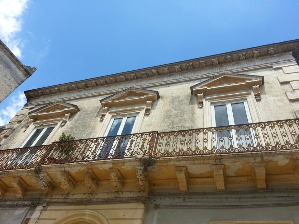 Property building, Facade/entrance, Decorative detail, Street view