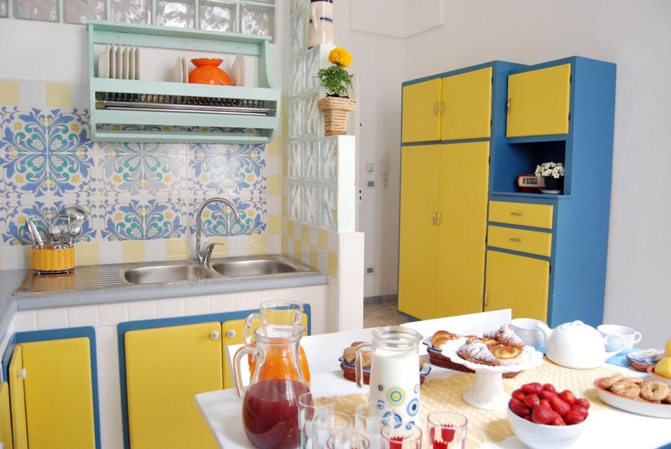 Coffee/tea facilities, Kitchen or kitchenette, Food and drinks, Other, Dining area, Communal kitchen, Breakfast