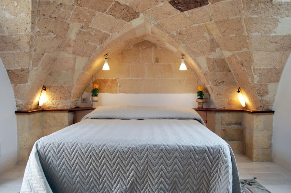 Shower, Toilet, Bathroom, TV and multimedia, Photo of the whole room, Bedroom