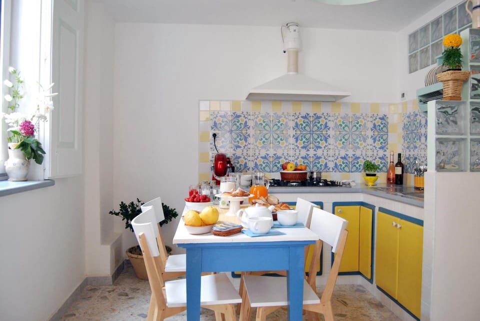 Kitchen or kitchenette, Food and drinks, Food and drinks, Dining area, Communal kitchen, Breakfast
