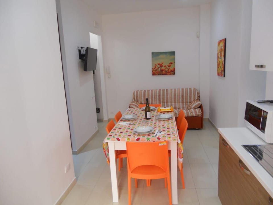 Kitchen or kitchenette, Living room, Seating area, Dining area, air conditioner