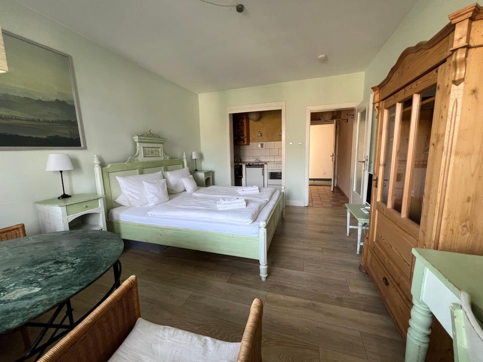 Bed, TV and multimedia, Photo of the whole room, towels, wardrobe