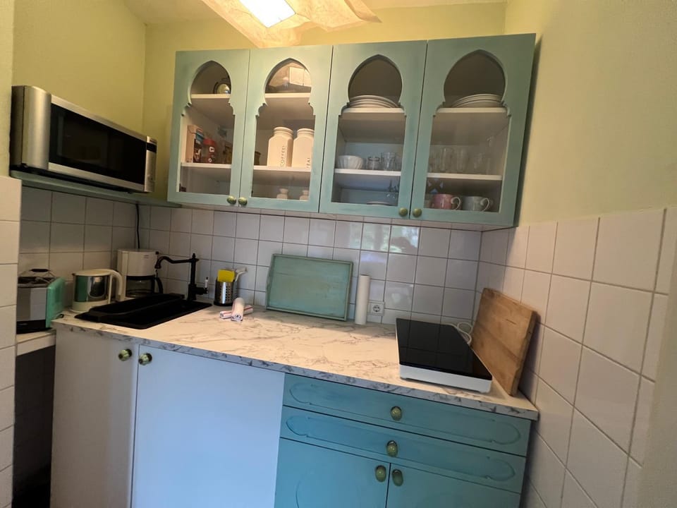 Coffee/tea facilities, Kitchen or kitchenette, stove