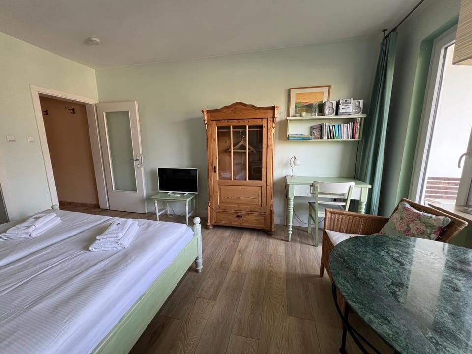 Bed, TV and multimedia, Photo of the whole room, Seating area, wardrobe