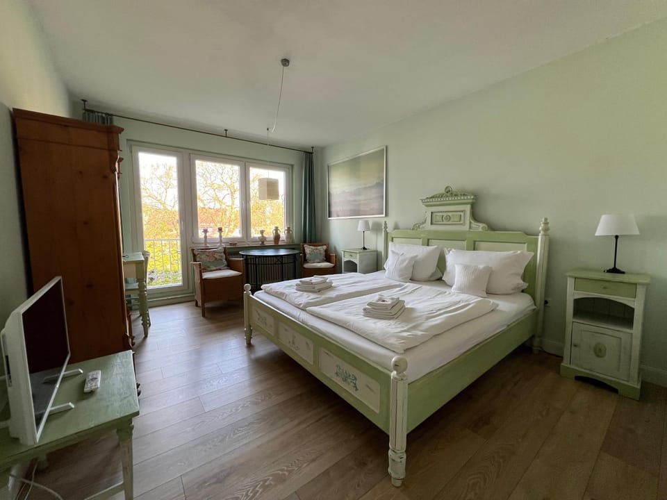Bed, TV and multimedia, Photo of the whole room, Seating area, towels