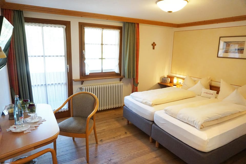 Photo of the whole room, Decorative detail