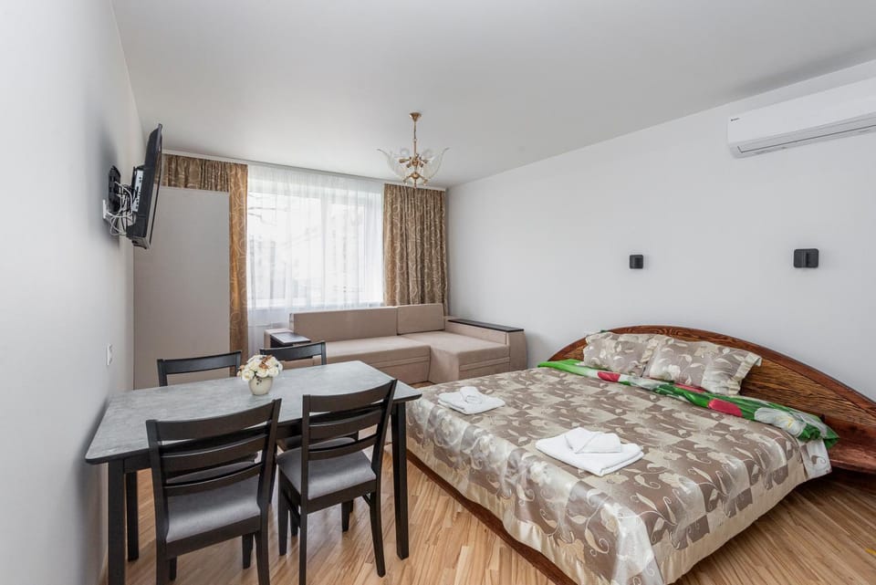 Bed, Photo of the whole room, Seating area, Dining area, Bedroom