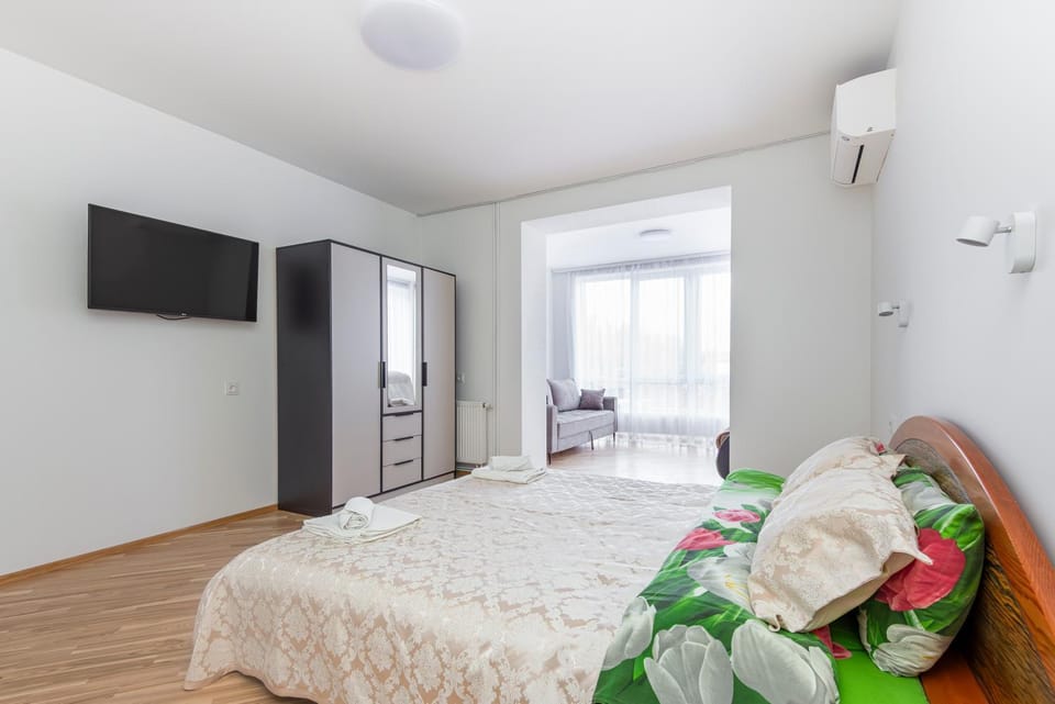 Bed, TV and multimedia, Photo of the whole room, Bedroom, wardrobe, air conditioner