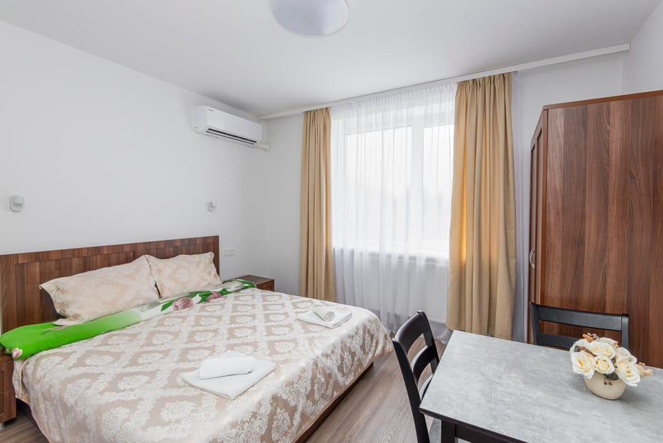 Bed, Photo of the whole room, wardrobe, air conditioner