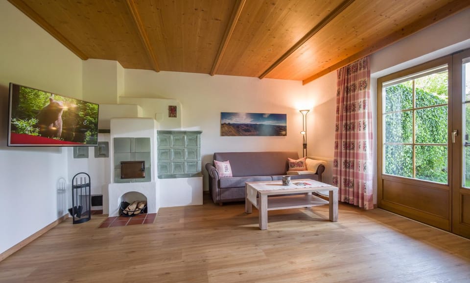 Bed, TV and multimedia, Living room, Seating area