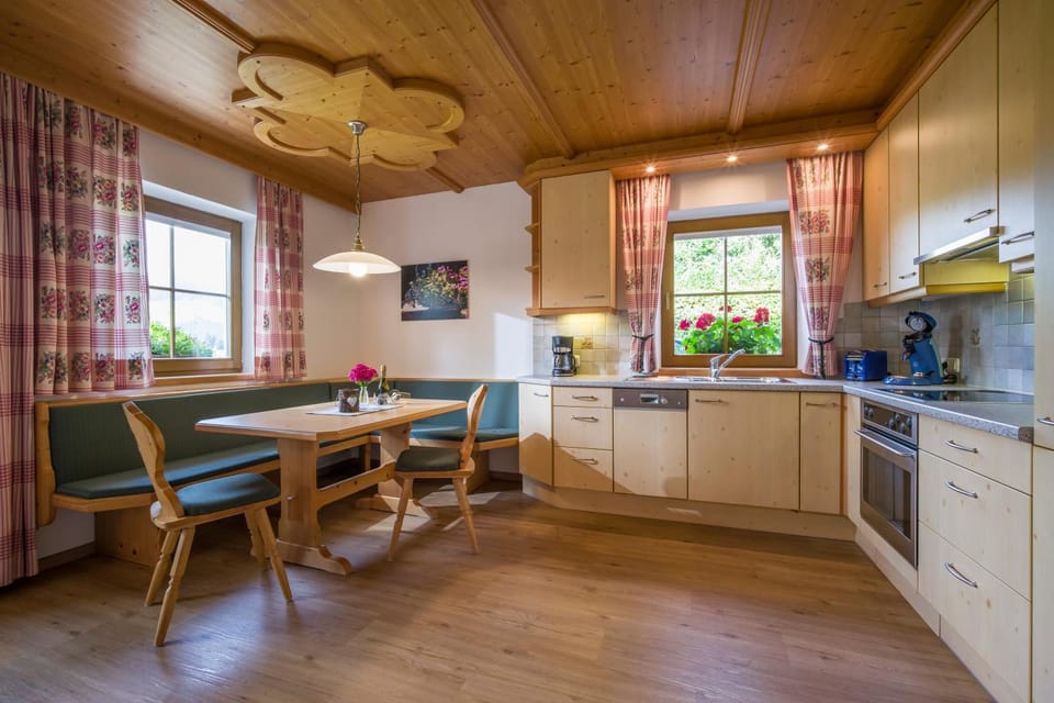 Coffee/tea facilities, Kitchen or kitchenette, Photo of the whole room, Dining area