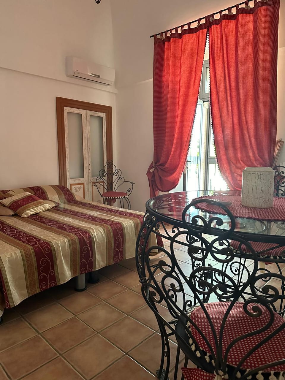 Bed, Living room, air conditioner