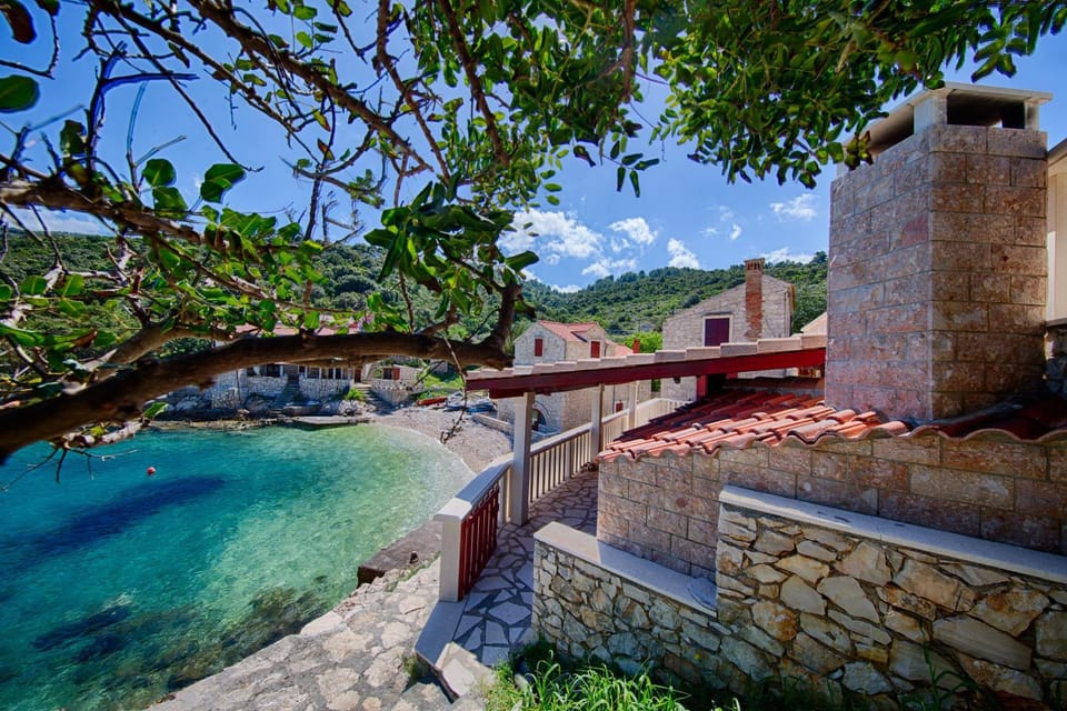 Facade/entrance, Balcony/Terrace, Beach, Sea view