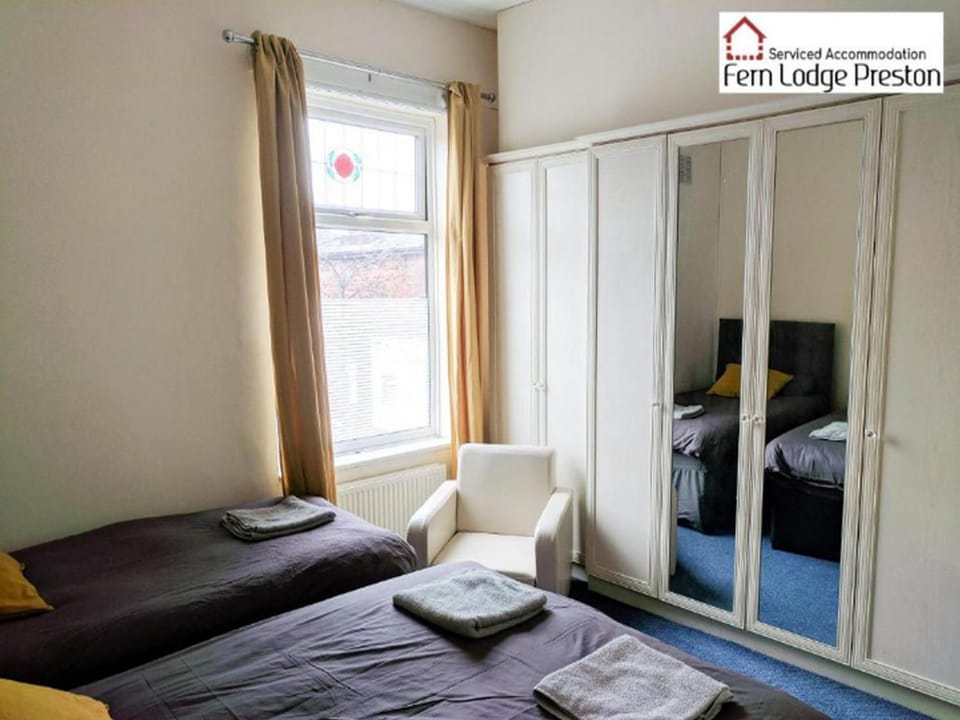 Bedroom, Text overlay