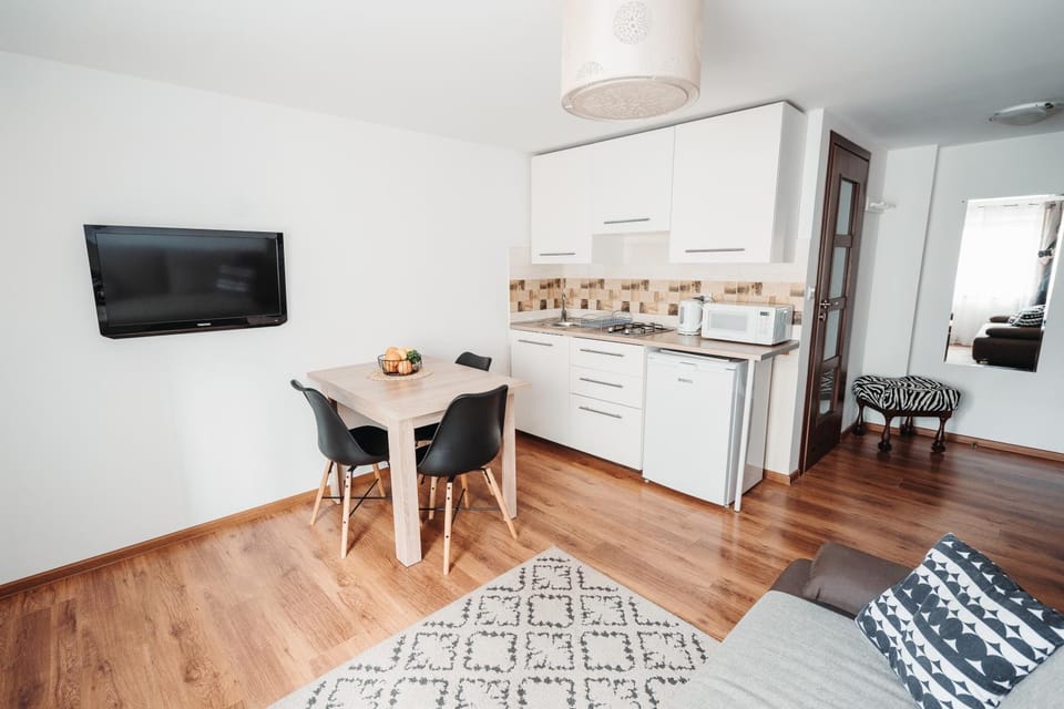 TV and multimedia, Kitchen or kitchenette, Living room, Seating area, Dining area