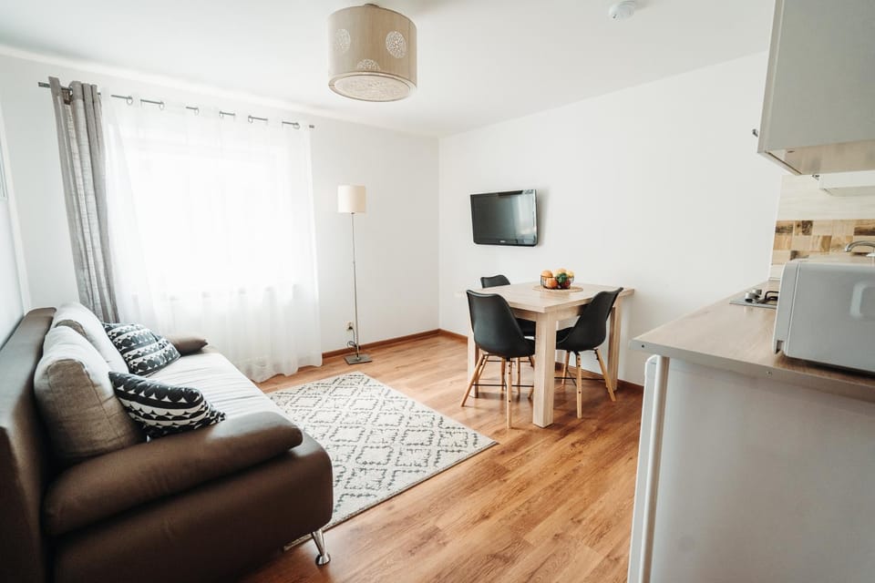 TV and multimedia, Living room, Photo of the whole room, Seating area, Dining area