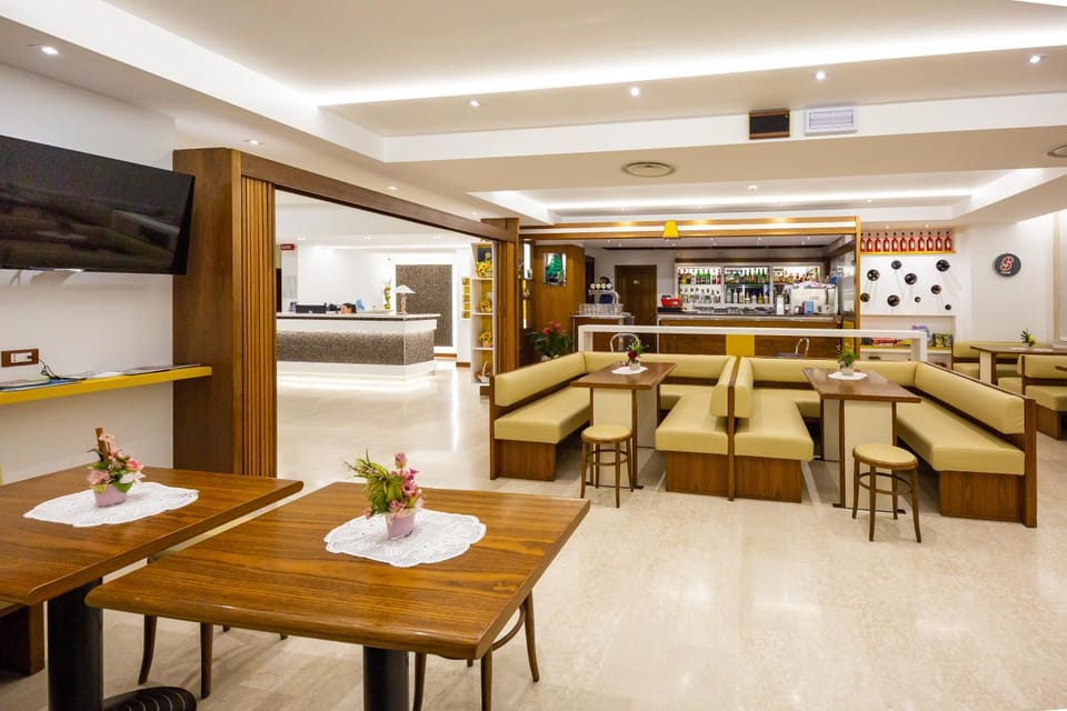 Communal lounge/ TV room