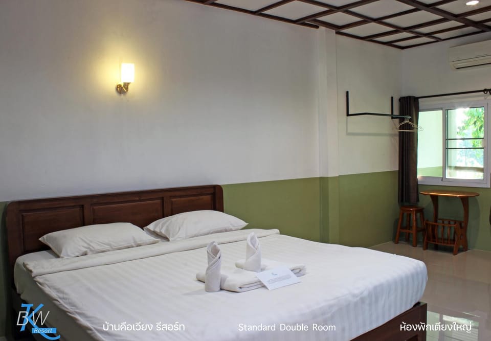 Bedroom, towels