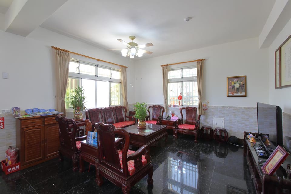 Communal lounge/ TV room, Lobby or reception