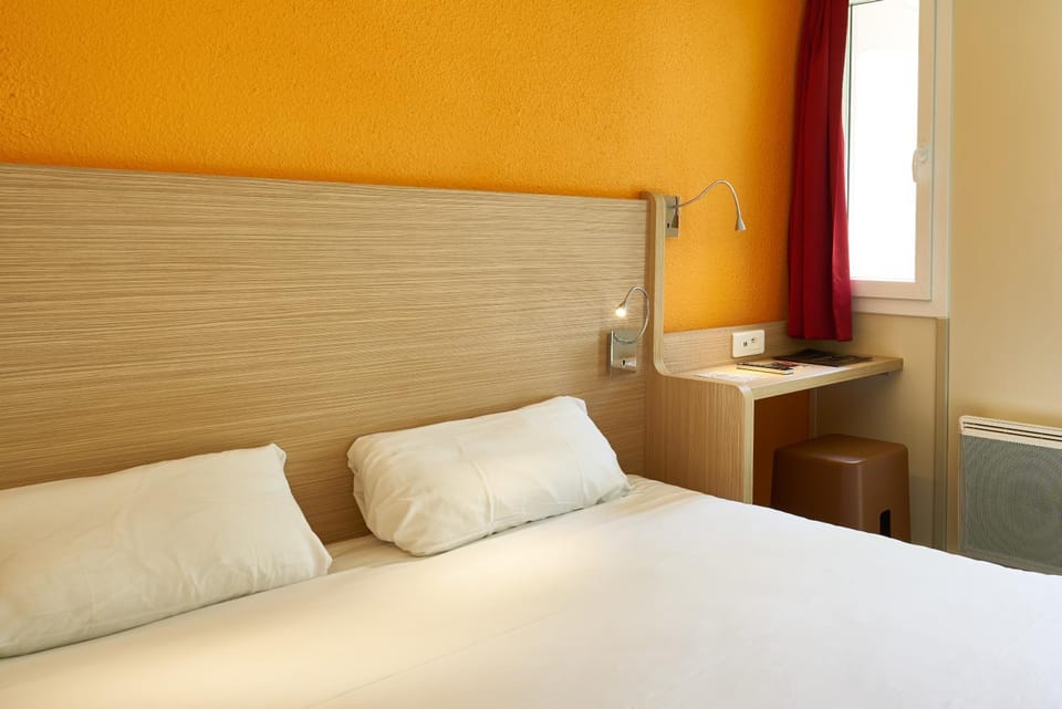 TV and multimedia, Seating area, Bedroom