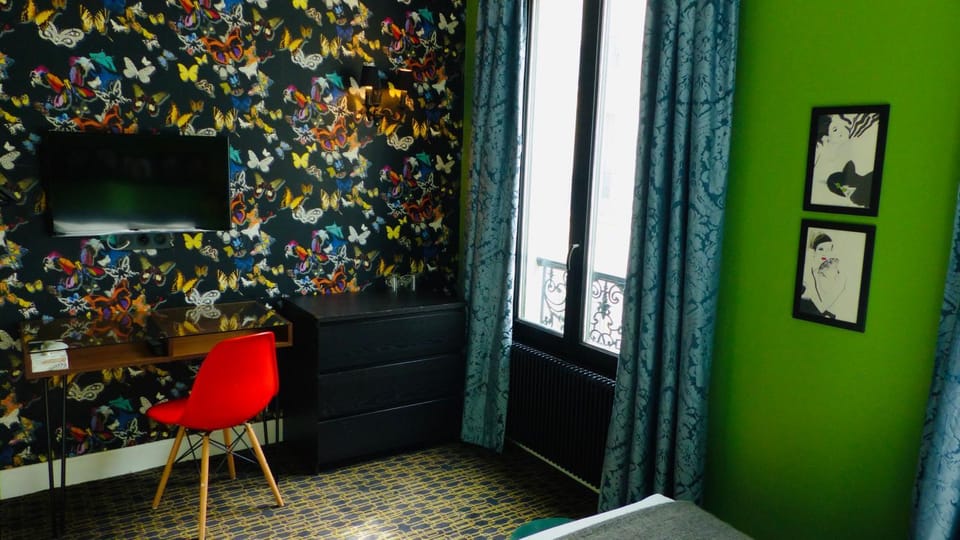 TV and multimedia, Decorative detail, Seating area, Bedroom