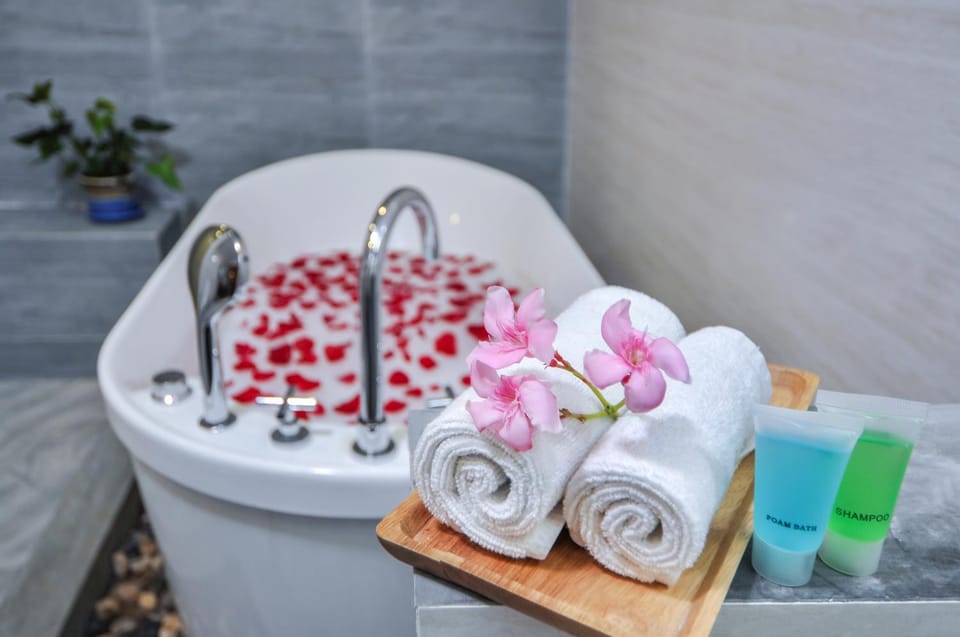 Shower, Toilet, Hot Tub, Bathroom