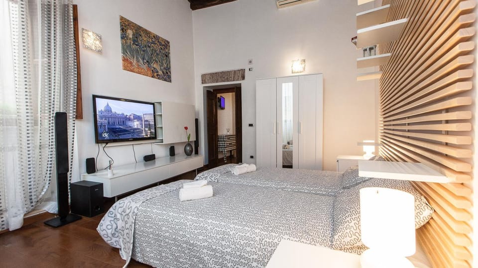 Bed, TV and multimedia, Bedroom