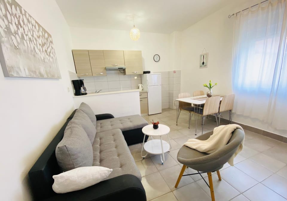 Kitchen or kitchenette, Living room, Seating area, Dining area