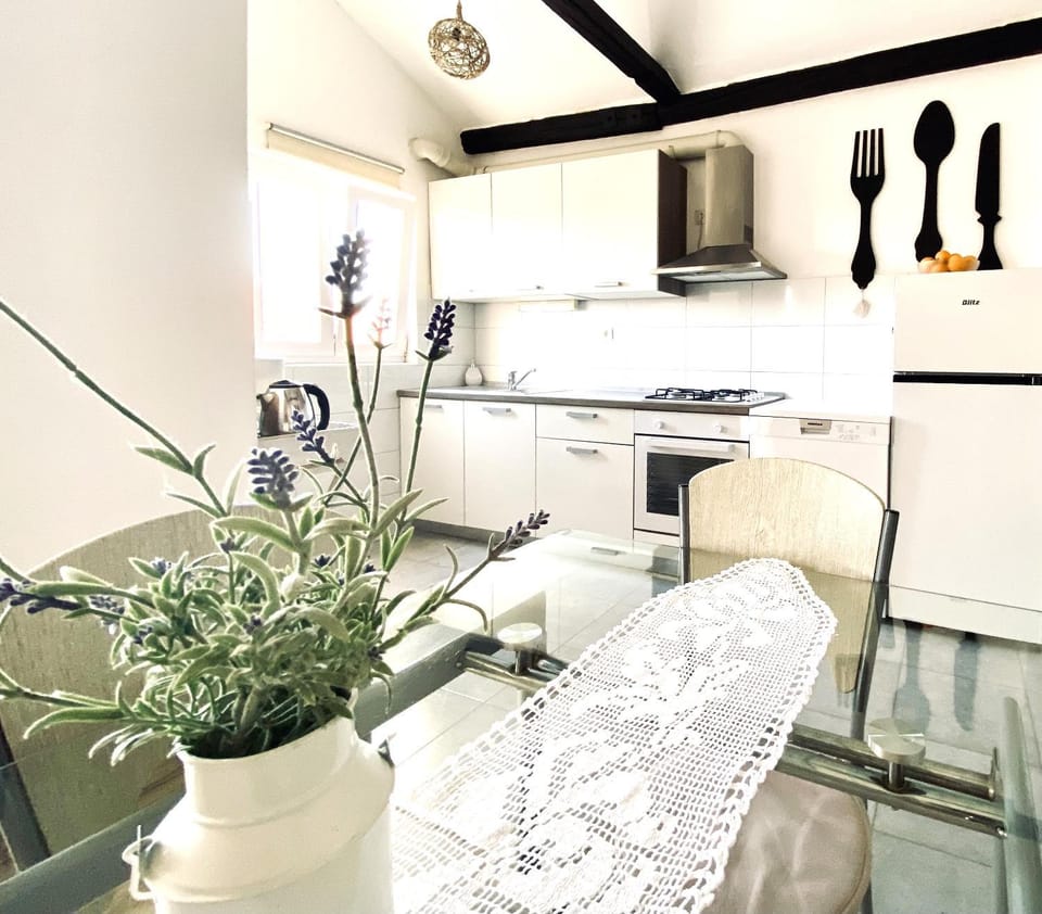 Kitchen or kitchenette, Dining area