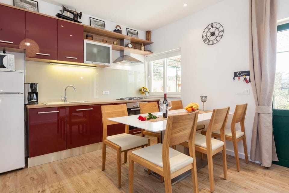 Coffee/tea facilities, Kitchen or kitchenette, Seating area, Dining area