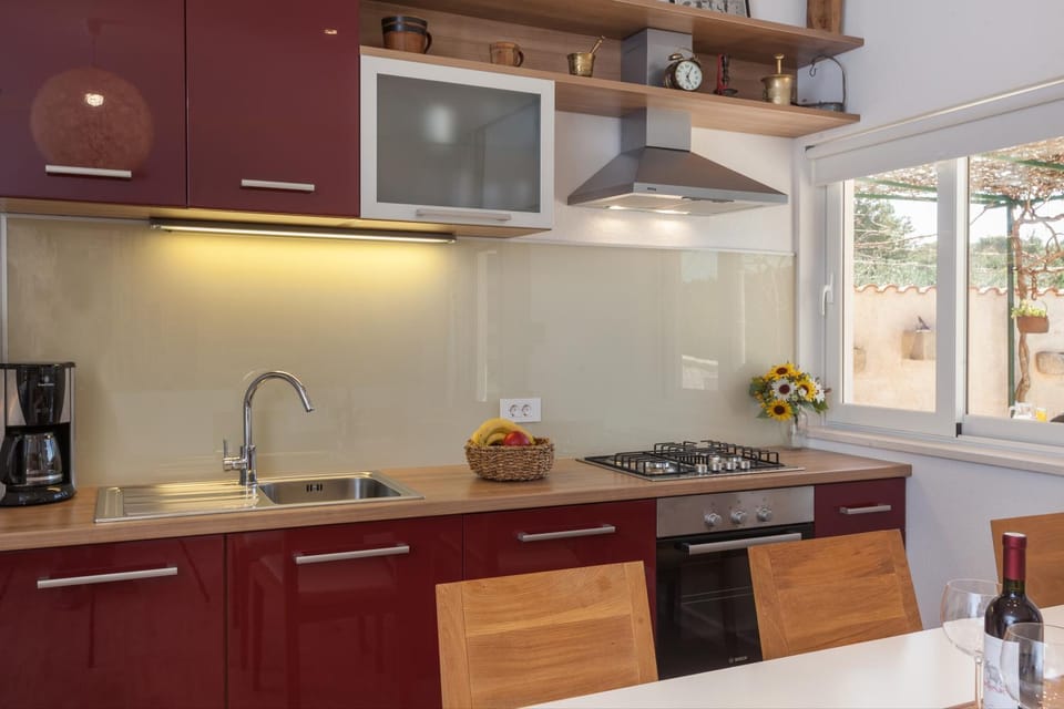Coffee/tea facilities, Kitchen or kitchenette, Decorative detail, Dining area